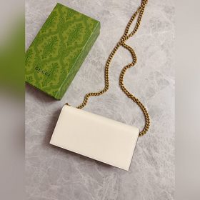 Новейшая модель Gucci — небольшая сумка с цепочкой и бантиком из 