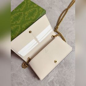 Новейшая модель Gucci — небольшая сумка с цепочкой и бантиком из 