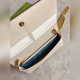 Новейшая модель Gucci — небольшая сумка с цепочкой и бантиком из 
