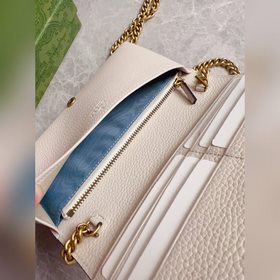 Новейшая модель Gucci — небольшая сумка с цепочкой и бантиком из 