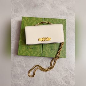 Новейшая модель Gucci — небольшая сумка с цепочкой и бантиком из 