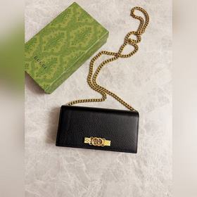 Новейшая модель Gucci — небольшая сумка с цепочкой и бантиком из
