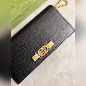 Новейшая модель Gucci — небольшая сумка с цепочкой и бантиком из 