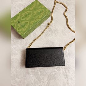 Новейшая модель Gucci — небольшая сумка с цепочкой и бантиком из 