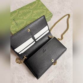 Новейшая модель Gucci — небольшая сумка с цепочкой и бантиком из 