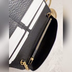 Новейшая модель Gucci — небольшая сумка с цепочкой и бантиком из 