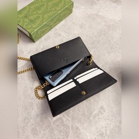 Новейшая модель Gucci — небольшая сумка с цепочкой и бантиком из 