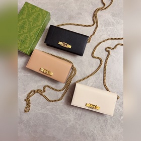 Новейшая модель Gucci — небольшая сумка с цепочкой и бантиком из 