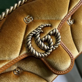 Мини-сумка через плечо из серии GG Marmont. Эта мини-сумка через 