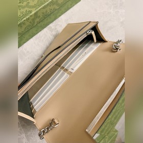 Новейшая сумка Gucci с цепочкой изготовлена из бежевой и черного 