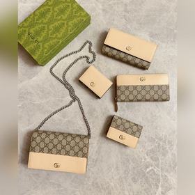 Новейшая сумка Gucci с цепочкой изготовлена из бежевой и черного 