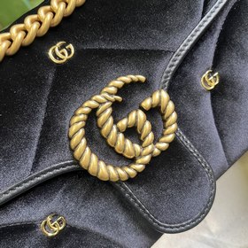 Средняя сумка через плечо из серии GG Marmont. Эта средняя сумка 