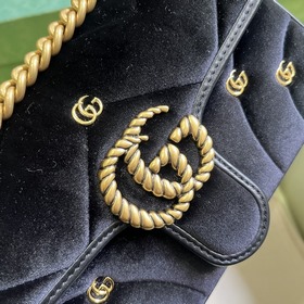 Мини-сумка через плечо из серии GG Marmont. Эта мини-сумка через 
