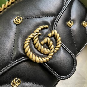 Средняя сумка через плечо из серии GG Marmont. Эта средняя сумка 