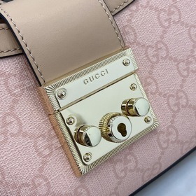 Новинка Маленькая сумка через плечо из серии GG Padlock. Эта мале