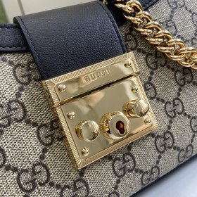Новинка Маленькая сумка через плечо из серии Padlock. Эта маленьк