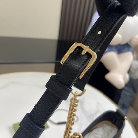 Новинка Маленькая сумка через плечо из серии Padlock. Эта маленьк