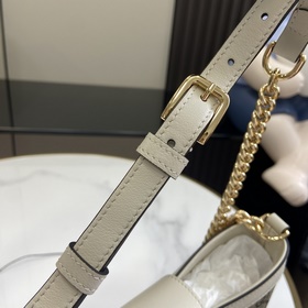 Новинка Маленькая сумка через плечо из серии Padlock. Эта маленьк