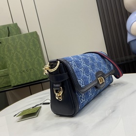 Новинка Маленькая сумка через плечо из серии Gucci Luce. Этот акс