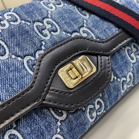 Новинка Маленькая сумка через плечо из серии Gucci Luce. Этот акс
