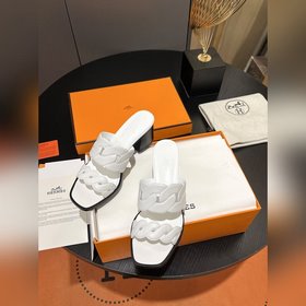 Раннее весна 2025 года. Hermes, туфли на толстом каблуке с носком