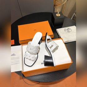 Раннее весна 2025 года. Hermes, туфли на толстом каблуке с носком