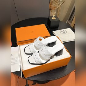 Раннее весна 2025 года. Hermes, туфли на толстом каблуке с носком