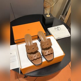 Раннее весна 2025 года. Hermes, туфли на толстом каблуке с носком
