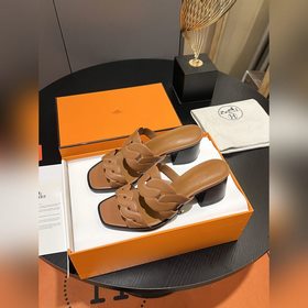 Раннее весна 2025 года. Hermes, туфли на толстом каблуке с носком