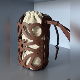 Оригинальный кожаный чехол для телефона Loewe с ажурной вырезкой.