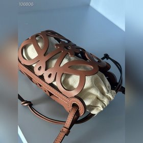 Оригинальный кожаный чехол для телефона Loewe с ажурной вырезкой.