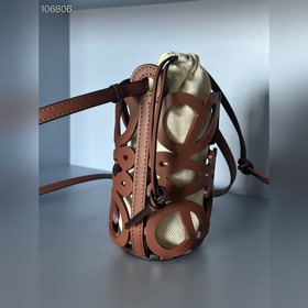 Оригинальный кожаный чехол для телефона Loewe с ажурной вырезкой.