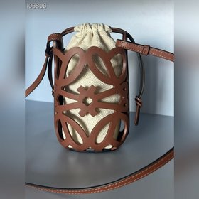 Оригинальный кожаный чехол для телефона Loewe с ажурной вырезкой.