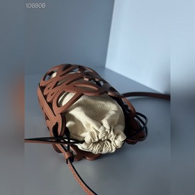 Оригинальный кожаный чехол для телефона Loewe с ажурной вырезкой.