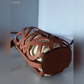 Оригинальный кожаный чехол для телефона Loewe с ажурной вырезкой.