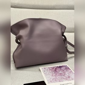 Оригинальная кожаная брошь не подходит к сумке большого размера. 