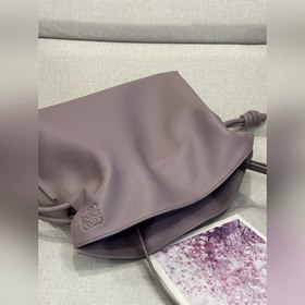 Оригинальная кожаная брошь не подходит к сумке большого размера. 