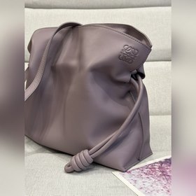 Оригинальная кожаная брошь не подходит к сумке большого размера. 