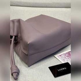 Оригинальная кожаная брошь не подходит к сумке большого размера. 