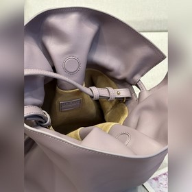 Оригинальная кожаная брошь не подходит к сумке большого размера. 