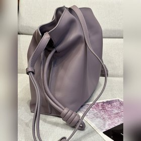 Оригинальная кожаная брошь не подходит к сумке большого размера. 