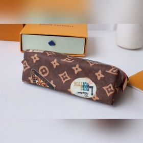 M47515 Эмблема Эта компактная косметичка изготовлена из ткани Mon