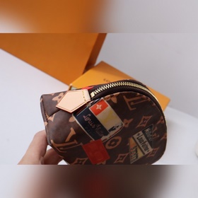 M47515 Эмблема Эта компактная косметичка изготовлена из ткани Mon