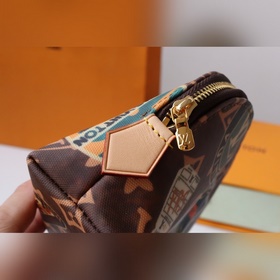 M47515 Эмблема Эта компактная косметичка изготовлена из ткани Mon