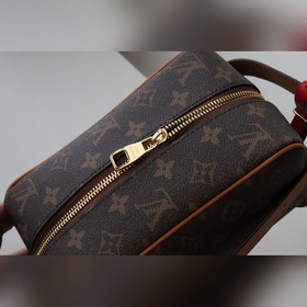 M11765 【LOCKER DOPP KIT Сумка для туалетных принадлежностей】 Эта 