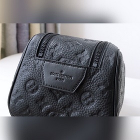 M59478 Черный Эта косметичка Dopp Kit изготовлен из кожи Tauril