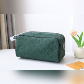 M24442 Темно-зеленый Эта косметичка Dopp Kit изготовлен из кожи