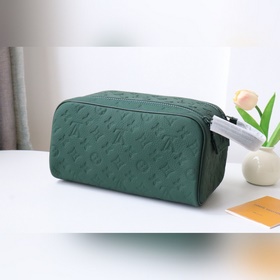 M24442 Темно-зеленый Эта косметичка Dopp Kit изготовлен из кожи