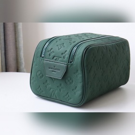 M24442 Темно-зеленый Эта косметичка Dopp Kit изготовлен из кожи