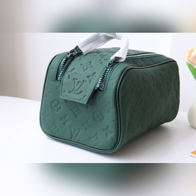 M24442 Темно-зеленый Эта косметичка Dopp Kit изготовлен из кожи 
